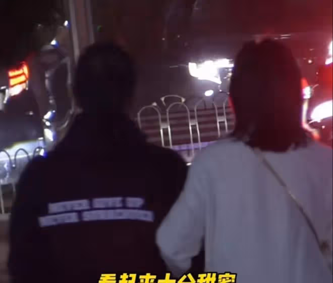 李亞鵬半夜陪美女逛街被拍，手挽手親密似情侶，海哈的反應太卑微