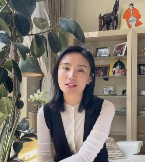 李亞鵬半夜陪美女逛街被拍，手挽手親密似情侶，海哈的反應太卑微