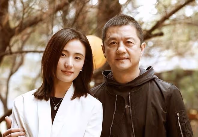 李亞鵬半夜陪美女逛街被拍，手挽手親密似情侶，海哈的反應太卑微