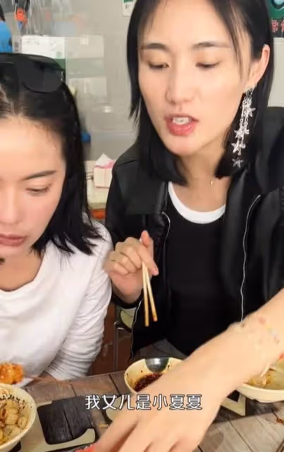 李亞鵬半夜陪美女逛街被拍，手挽手親密似情侶，海哈的反應太卑微