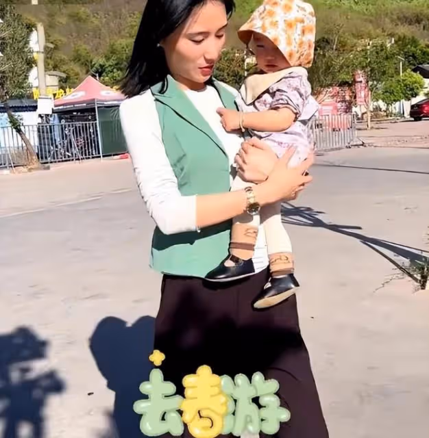 李亞鵬半夜陪美女逛街被拍，手挽手親密似情侶，海哈的反應太卑微