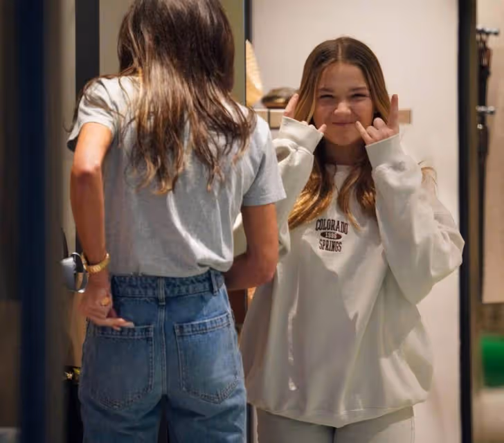 貝嫂攜女兒逛街！11歲小七體寬是媽兩倍，一身奢牌卻無星二代氣質