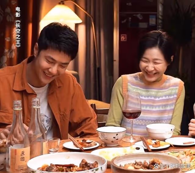 誰能忍住不笑場?遇上金靖,一本正經的王一博,笑出表情包