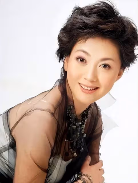 央視主播海霞:母親癱瘓,嫁大11歲丈夫,舞台上風光背後是辛酸