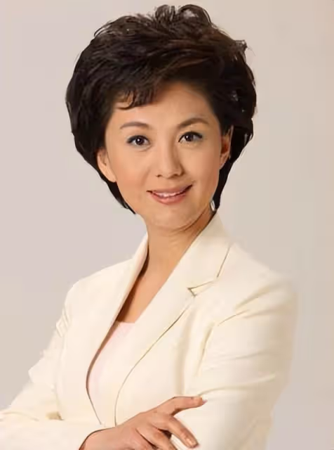 央視主播海霞:母親癱瘓,嫁大11歲丈夫,舞台上風光背後是辛酸