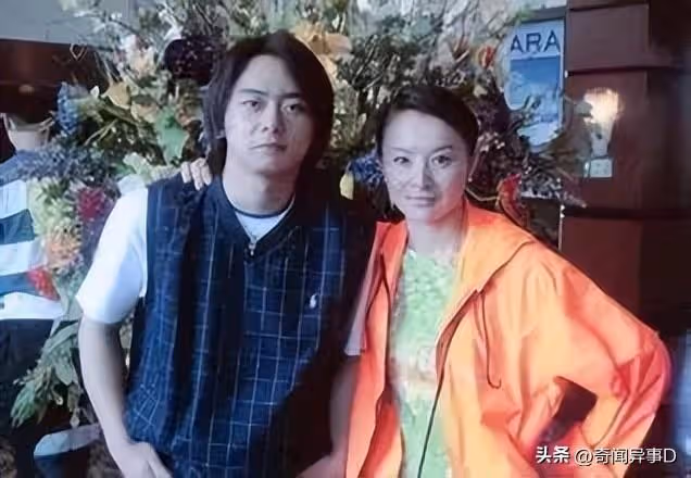 她和乾兒子在家上演活春宮，被丈夫捉姦後，還將出軌大戲搬上銀幕