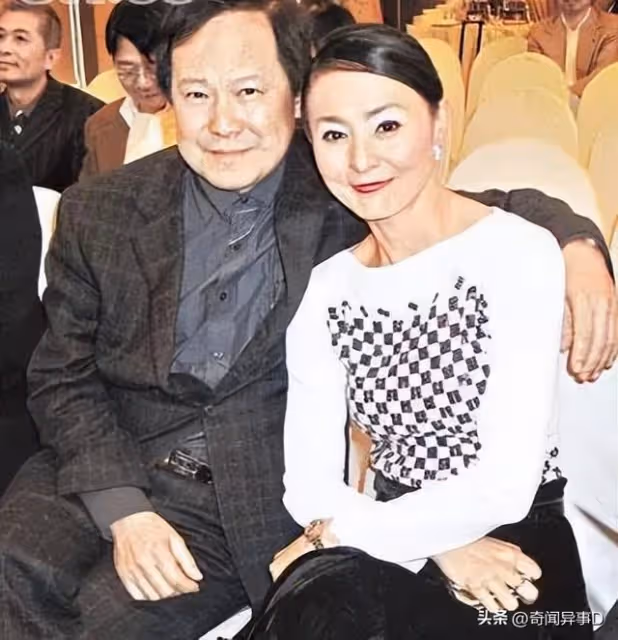 她和乾兒子在家上演活春宮，被丈夫捉姦後，還將出軌大戲搬上銀幕