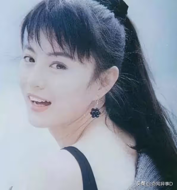 她和乾兒子在家上演活春宮,被丈夫捉姦後,還將出軌大戲搬上銀幕