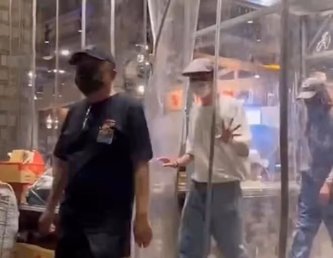 關曉彤為鹿晗慶生被偶遇!吃平價火鍋接地氣,男方駝背身高差矚目
