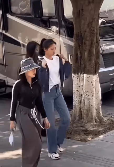 關曉彤為鹿晗慶生被偶遇!吃平價火鍋接地氣,男方駝背身高差矚目