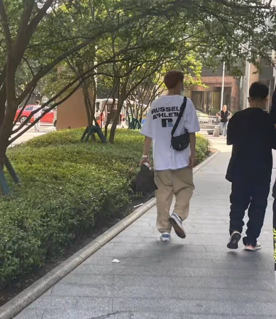 關曉彤為鹿晗慶生被偶遇!吃平價火鍋接地氣,男方駝背身高差矚目