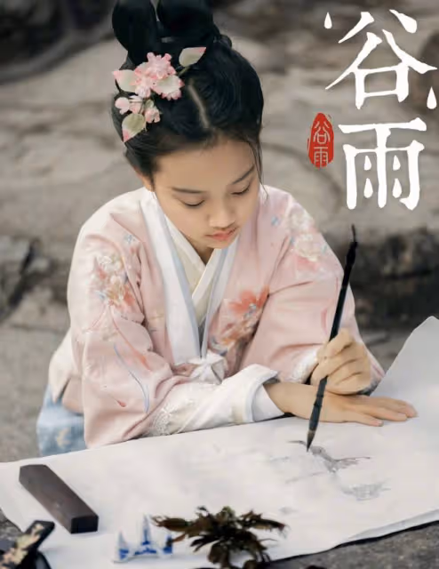 41歲李小璐帶女兒拍寫真,穿漢服過了把戲癮,甜馨氣質似大家閨秀