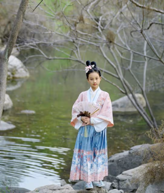 41歲李小璐帶女兒拍寫真,穿漢服過了把戲癮,甜馨氣質似大家閨秀