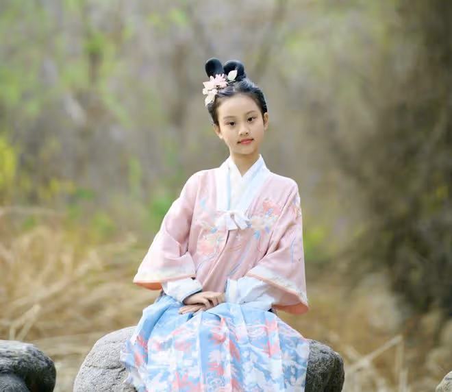 41歲李小璐帶女兒拍寫真,穿漢服過了把戲癮,甜馨氣質似大家閨秀