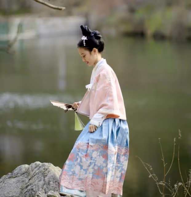 41歲李小璐帶女兒拍寫真,穿漢服過了把戲癮,甜馨氣質似大家閨秀