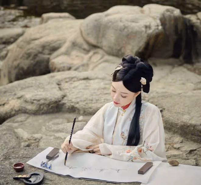 41歲李小璐帶女兒拍寫真,穿漢服過了把戲癮,甜馨氣質似大家閨秀