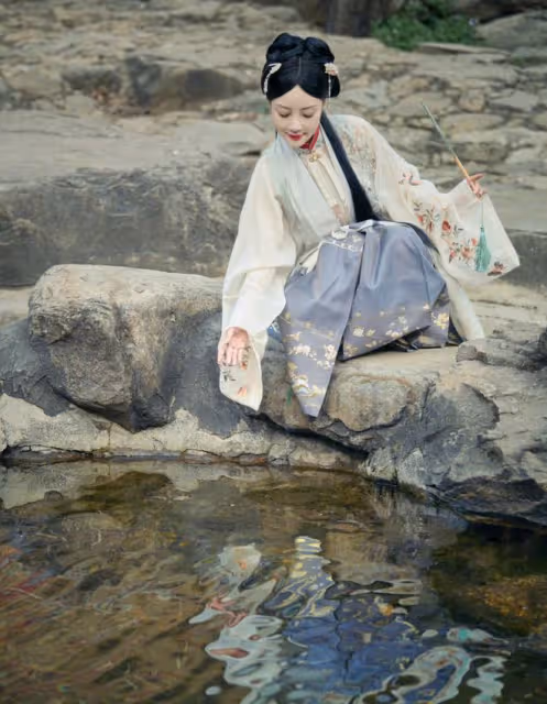 41歲李小璐帶女兒拍寫真,穿漢服過了把戲癮,甜馨氣質似大家閨秀