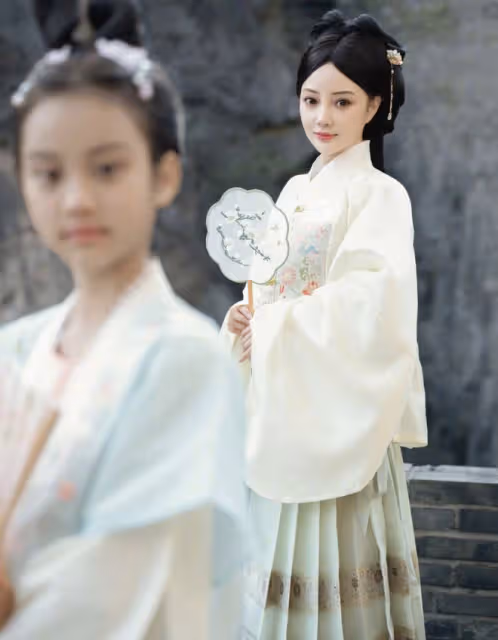 41歲李小璐帶女兒拍寫真,穿漢服過了把戲癮,甜馨氣質似大家閨秀
