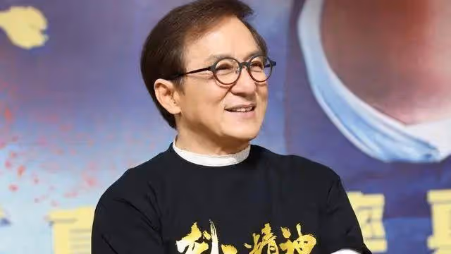 69歲成龍與謝霆鋒聚餐，大哥走路左右搖擺，親吻小朋友臉頰好慈愛