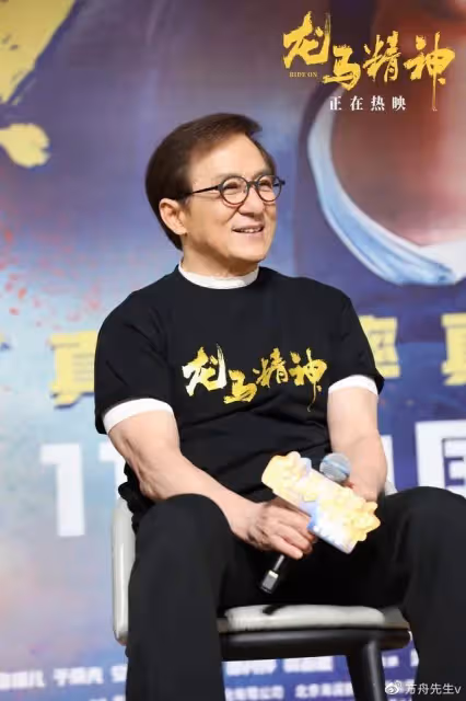 69歲成龍與謝霆鋒聚餐,大哥走路左右搖擺,親吻小朋友臉頰好慈愛