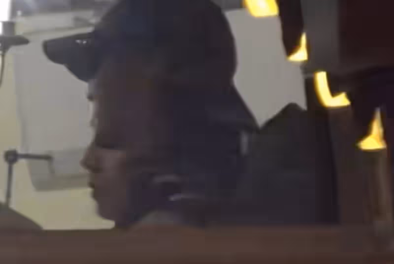 69歲成龍與謝霆鋒聚餐,大哥走路左右搖擺,親吻小朋友臉頰好慈愛