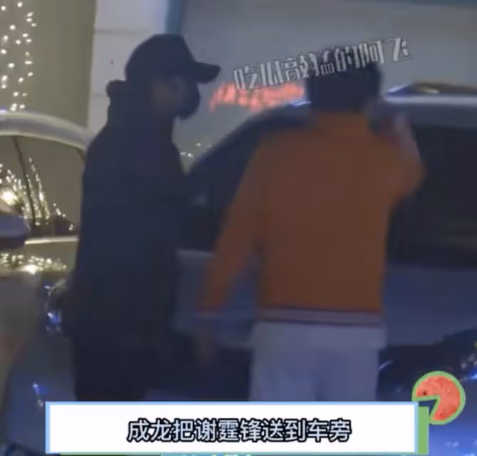 69歲成龍與謝霆鋒聚餐,大哥走路左右搖擺,親吻小朋友臉頰好慈愛