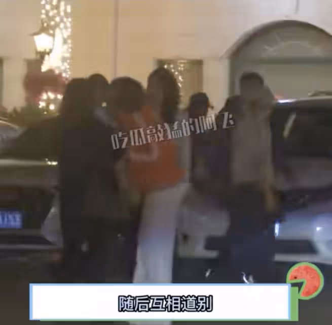 69歲成龍與謝霆鋒聚餐,大哥走路左右搖擺,親吻小朋友臉頰好慈愛