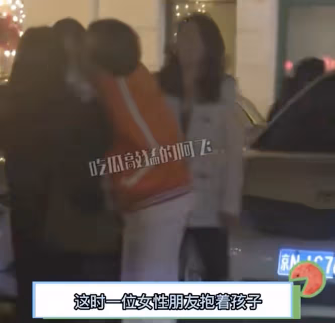 69歲成龍與謝霆鋒聚餐,大哥走路左右搖擺,親吻小朋友臉頰好慈愛