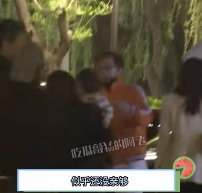 69歲成龍與謝霆鋒聚餐,大哥走路左右搖擺,親吻小朋友臉頰好慈愛