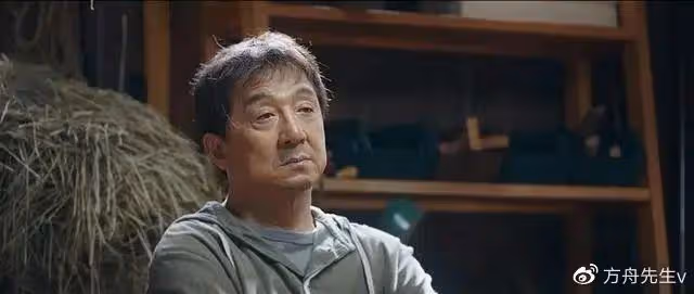 69歲成龍與謝霆鋒聚餐,大哥走路左右搖擺,親吻小朋友臉頰好慈愛