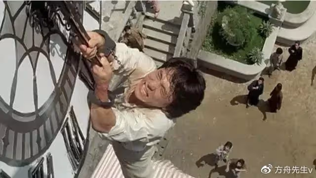 69歲成龍與謝霆鋒聚餐,大哥走路左右搖擺,親吻小朋友臉頰好慈愛
