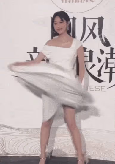 裙子走光、肩帶斷開、抹胸下滑…這幾位女星的社死現場不忍直視