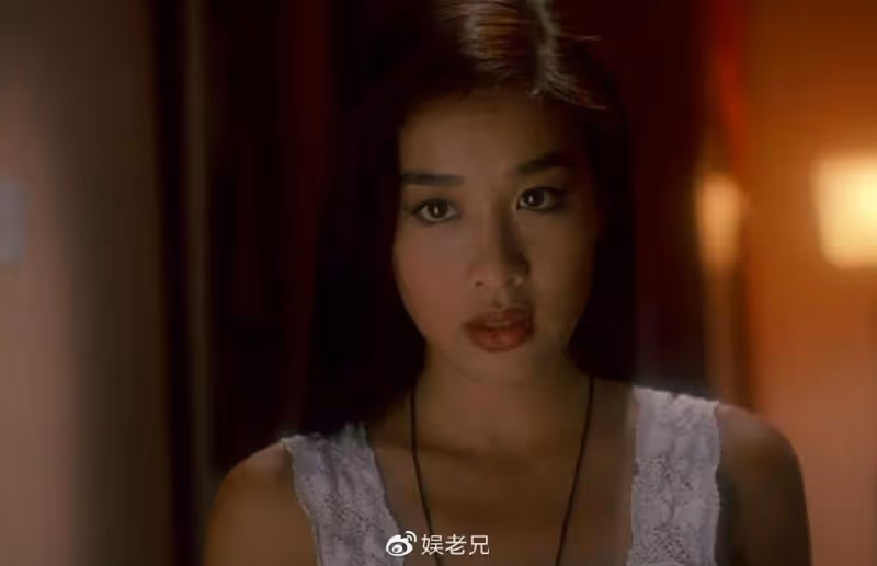 鍾麗緹直播中崩潰大哭,52歲賺錢養家壓力大,做個獨立女性不好麼