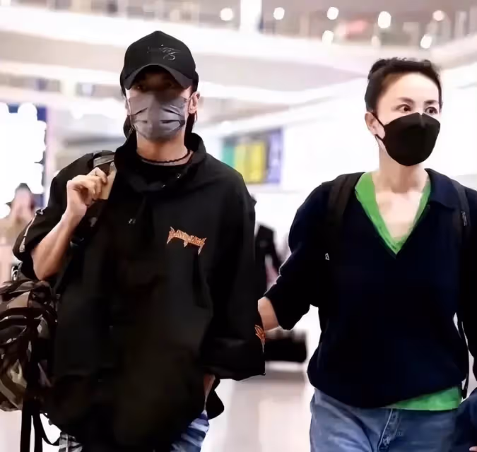 54歲王菲疑懷3胎?近照小腹隆起明顯,准公公謝賢樂得嘴角上揚