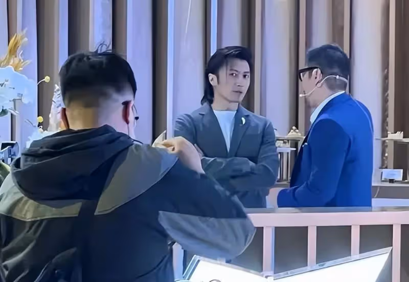 54歲王菲疑懷3胎?近照小腹隆起明顯,准公公謝賢樂得嘴角上揚