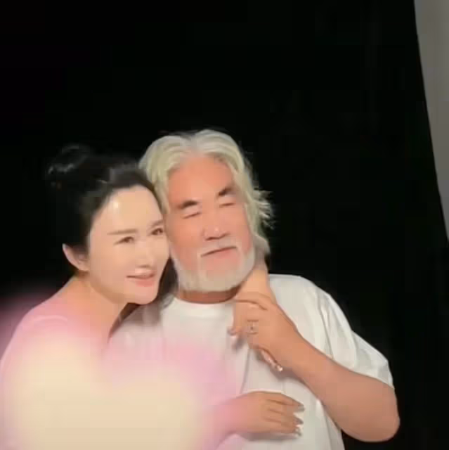 張紀中與妻合拍寫真,女方腹部打碼疑似懷孕,網友:張導老當益壯