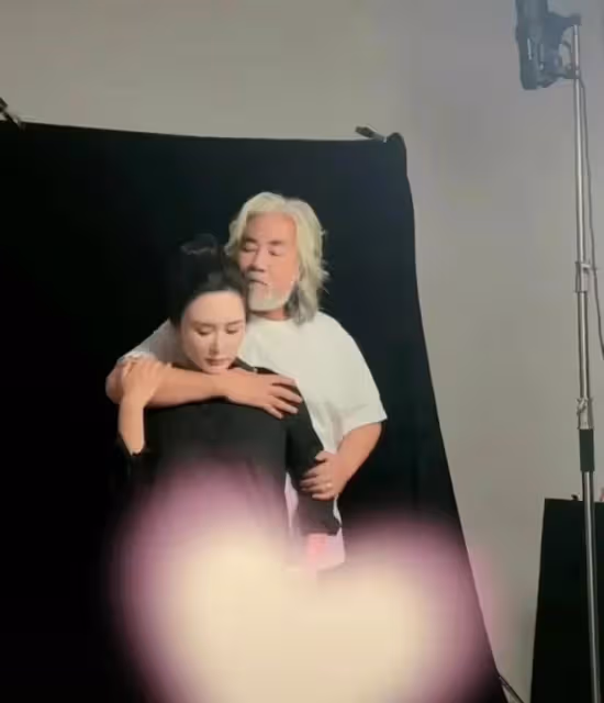 張紀中與妻合拍寫真,女方腹部打碼疑似懷孕,網友:張導老當益壯