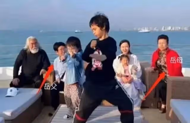 張紀中與妻合拍寫真,女方腹部打碼疑似懷孕,網友:張導老當益壯