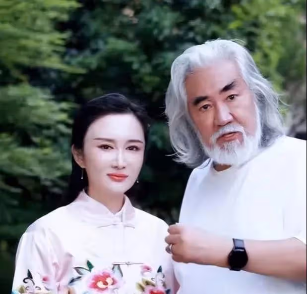 張紀中與妻合拍寫真,女方腹部打碼疑似懷孕,網友:張導老當益壯