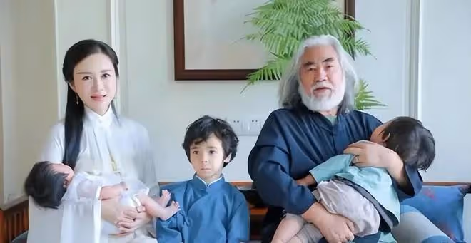 張紀中與妻合拍寫真,女方腹部打碼疑似懷孕,網友:張導老當益壯