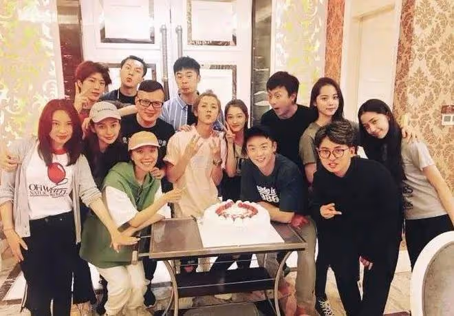 鹿晗的33歲生日,讓我看清了娛樂圈的虛假兄弟情
