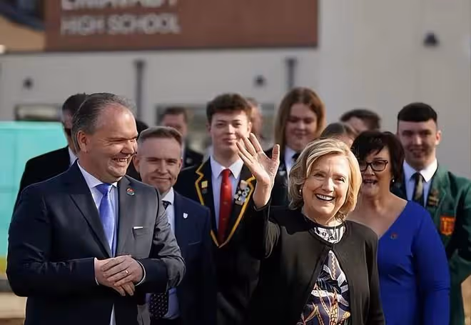 英國首相接見希拉蕊夫婦,第一夫人罕見露面,穿搭好看卻不善言辭