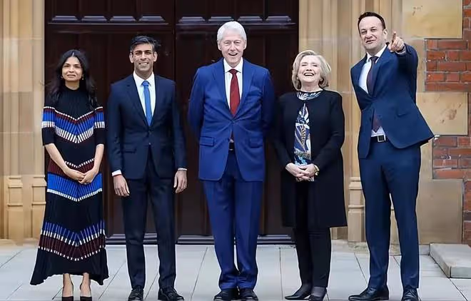 英國首相接見希拉蕊夫婦,第一夫人罕見露面,穿搭好看卻不善言辭