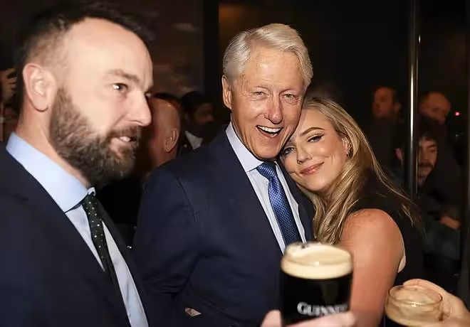 英國首相接見希拉蕊夫婦,第一夫人罕見露面,穿搭好看卻不善言辭