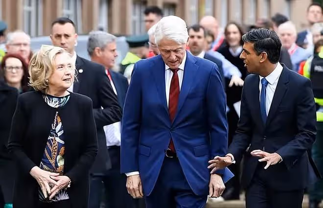 英國首相接見希拉蕊夫婦,第一夫人罕見露面,穿搭好看卻不善言辭