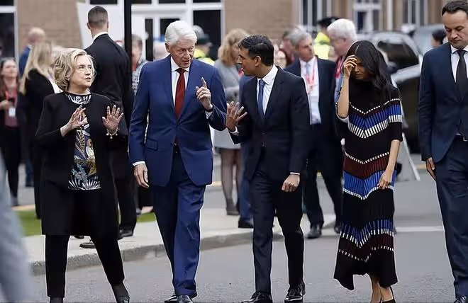 英國首相接見希拉蕊夫婦,第一夫人罕見露面,穿搭好看卻不善言辭