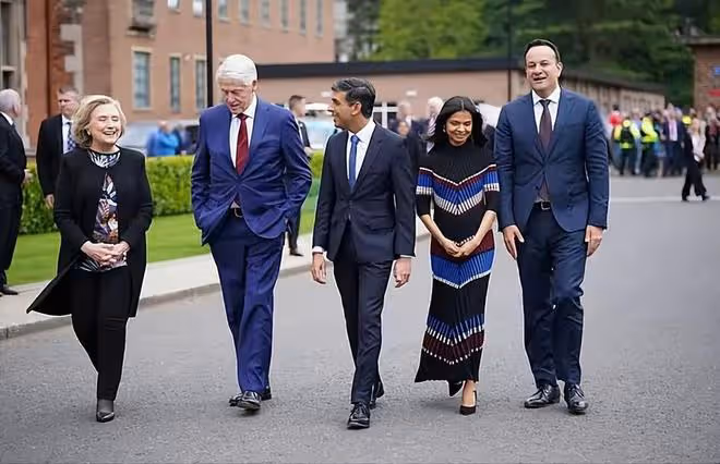 英國首相接見希拉蕊夫婦,第一夫人罕見露面,穿搭好看卻不善言辭