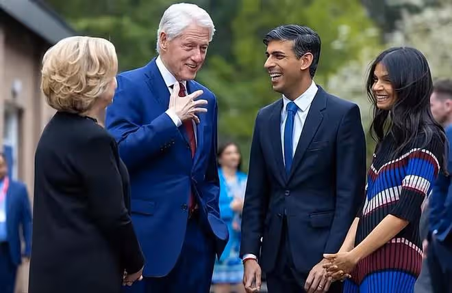 英國首相接見希拉蕊夫婦，第一夫人罕見露面，穿搭好看卻不善言辭
