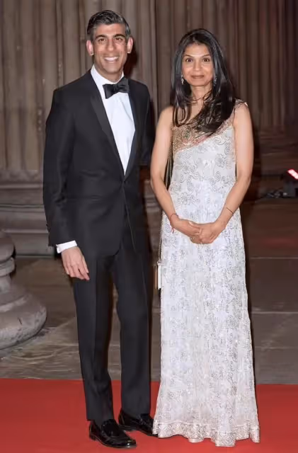 英國首相接見希拉蕊夫婦，第一夫人罕見露面，穿搭好看卻不善言辭