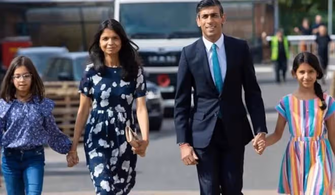 英國首相接見希拉蕊夫婦，第一夫人罕見露面，穿搭好看卻不善言辭